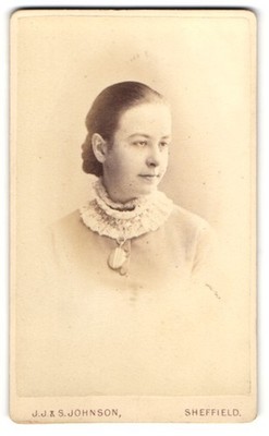 Fotografie J. J. & S. Johnson, Sheffield, junges englisches Mädchen im Kleid mi 