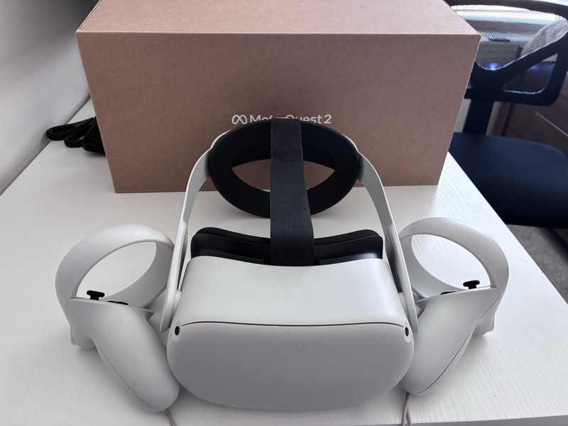 Meta Quest 2 Standalone VR Headset White w/ 2 Controllers & Box