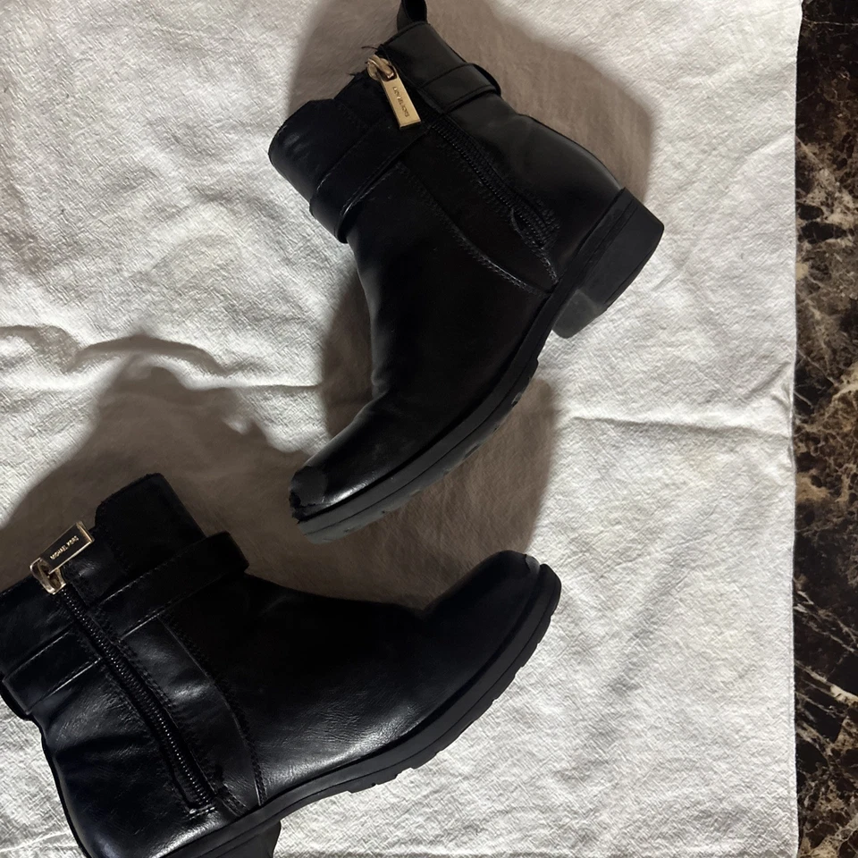 Botas de cuero para mujer Michael Kors redondeadas con cremallera lateral negras/doradas, talla 1 Foto 4 de 4
