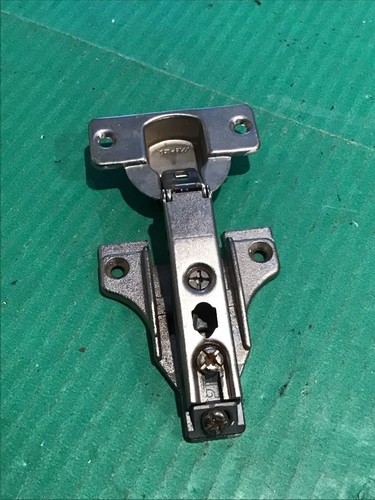 MEPLA Hinge 674.329.53.00 Self Closing w/ 346.290.51.00 Mounting Plate Screw On