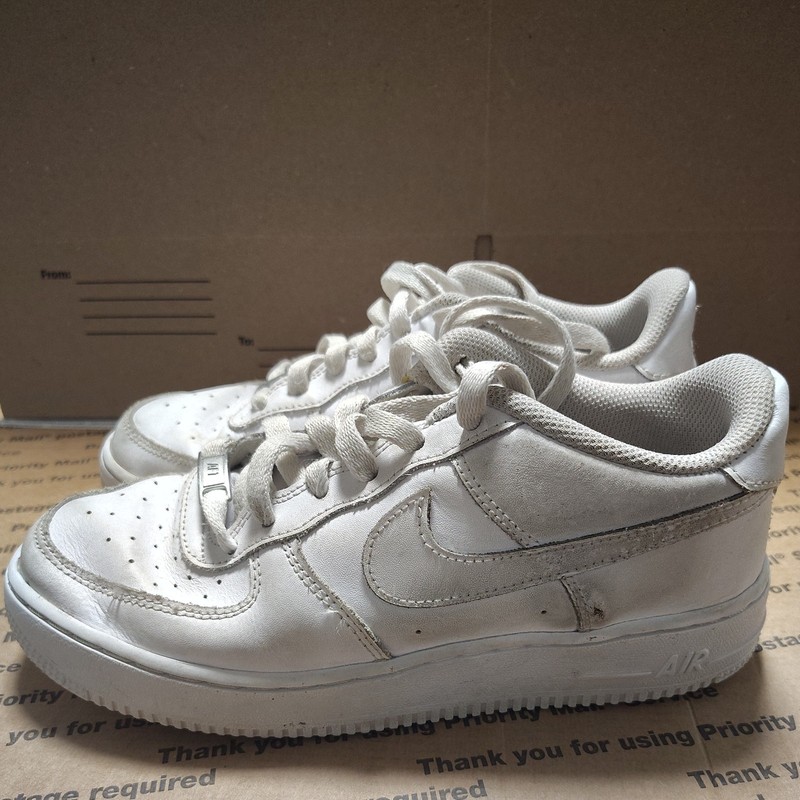 NIKE AIR FORCE WHITE/ 6.YOUTH/  USED. 