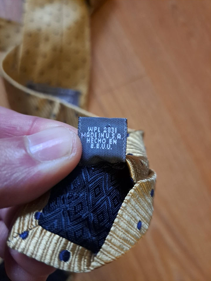 Corbata de seda para hombre Lord & Taylor hecha en EE. UU. lunares azul dorado Foto 4 de 4