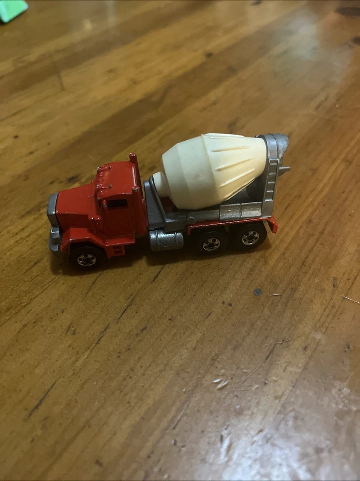 Camión de hormigón Hotwheels Peterbilt 1979 Foto 3 de 4