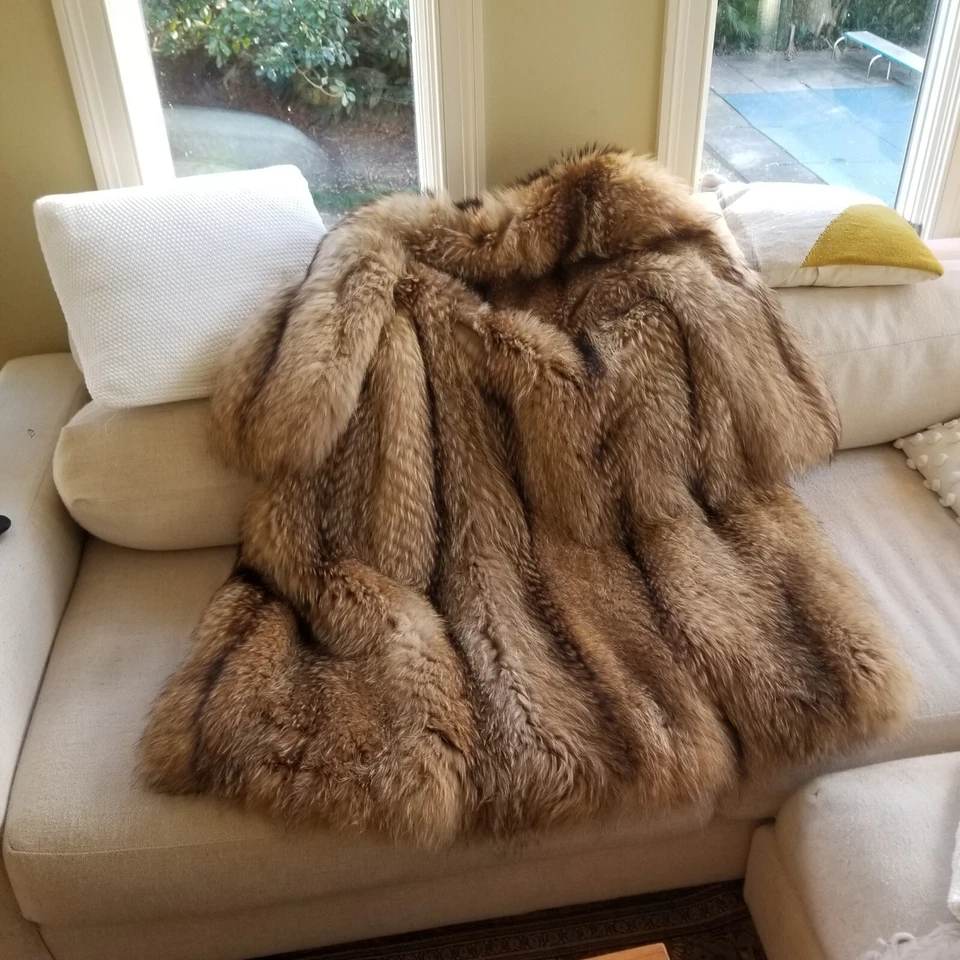 Beautiful women's raccoon fur coat from I Magnin - Image 2 of 2