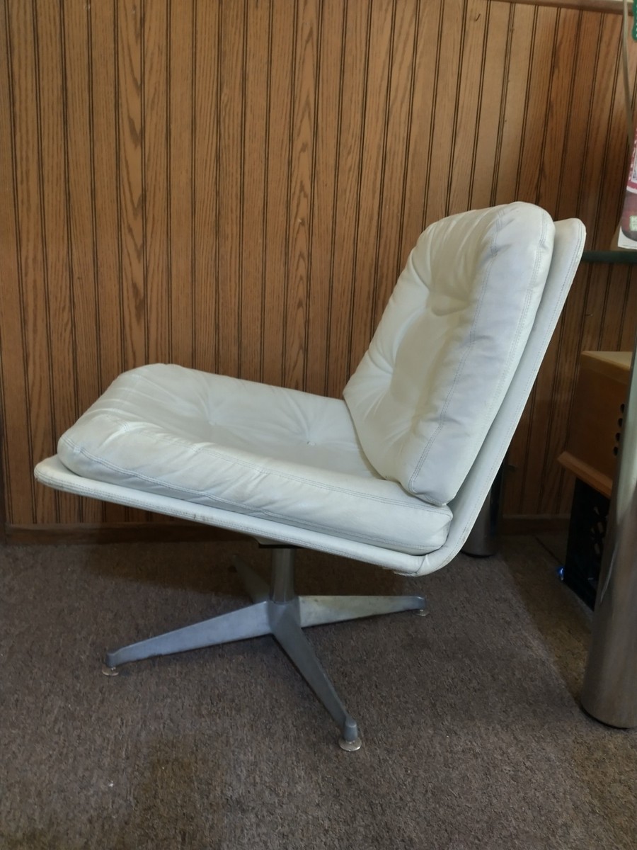 Mid-Century Modern Mila Swivel Lounge Chair By: Gillis Lundgren