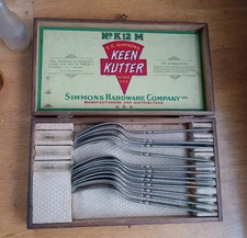 ANTIQUE KEEN KUTTER SET OF 12 EMB FORKS IN WOOD BOX WITH LABEL SIMMONS HARDWARE