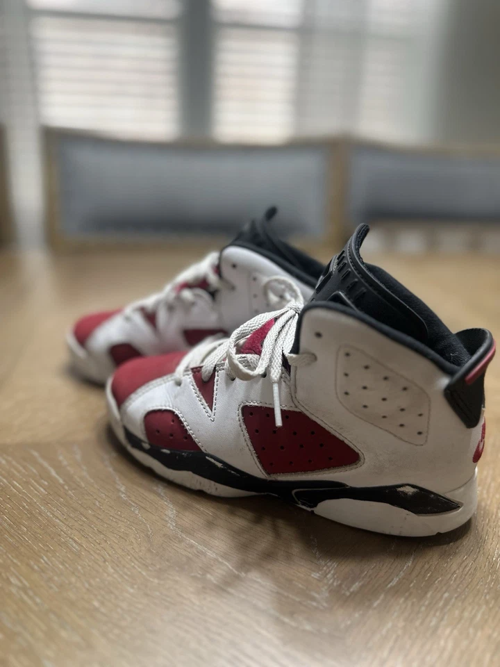 Tênis Carmine retrô usado infantil tamanho 1Y Jordan 6 sem caixa - Imagem 3 de 4