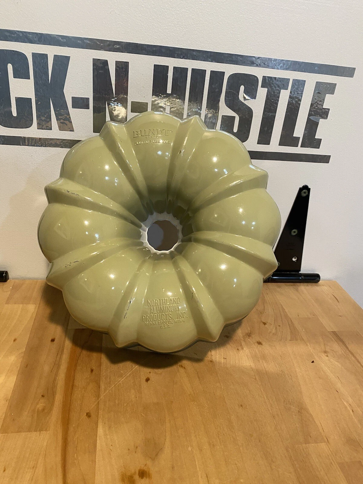 Vtg Bundt Cake Pan Northland Aluminum Fluted Tube Ombre Two Tone Green Bakeware