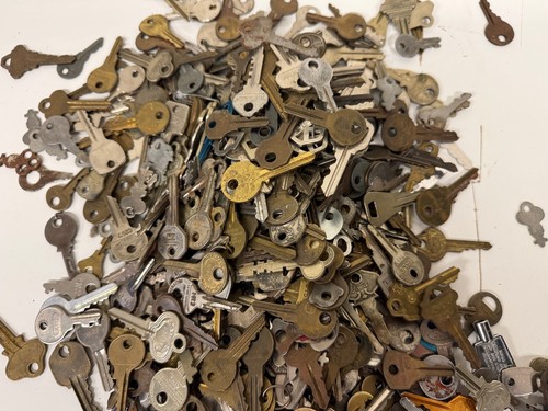 VINTAGE 8 pound Key Lot - Keys of all Kinds / Ages as Shown - Picture 3 of 5