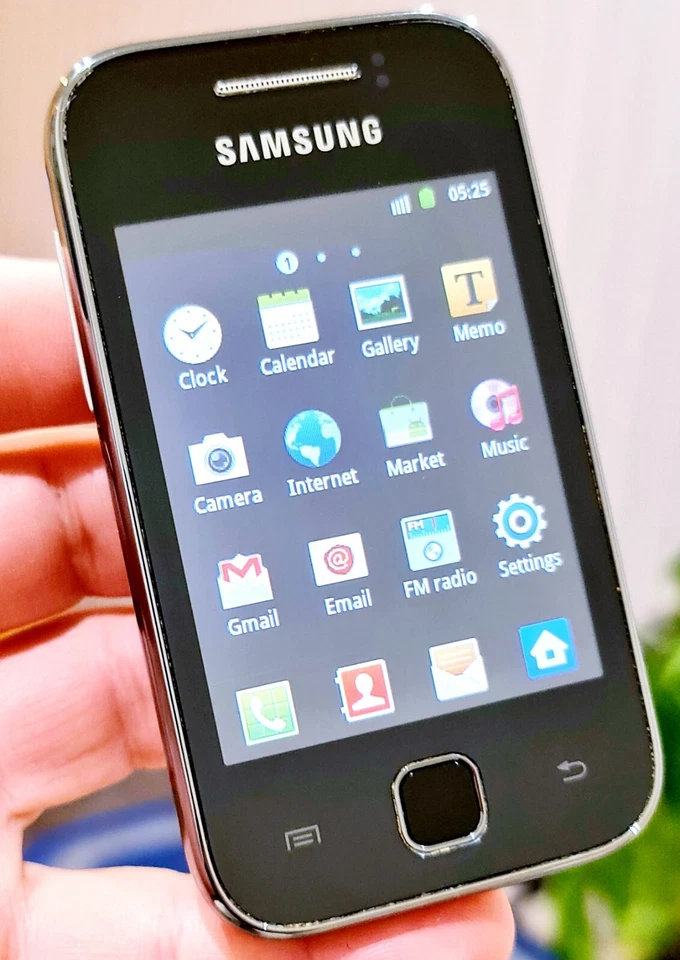 Samsung Galaxy  GT-S5360 Unlocked working. with charge lead, spare covers, box, photo 2 of 5