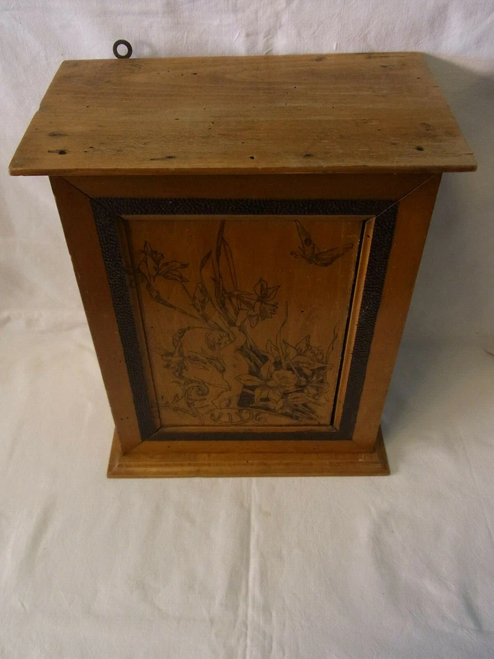 Antiguo gabinete de pared alemán Art Nouveau de madera tallada trabajo de póker #< Foto 2 de 4