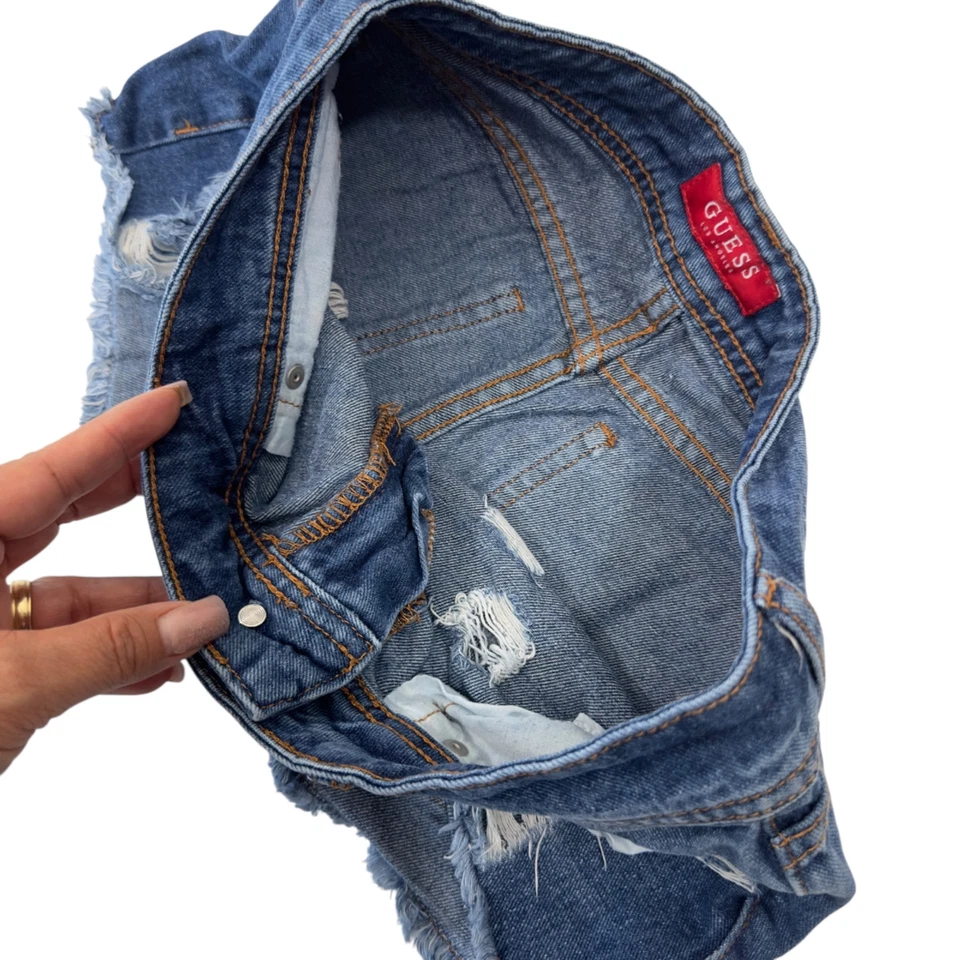 Pantalones cortos Guess de mezclilla desgastados para mujer SIN ETIQUETAS DE TALLA Foto 3 de 4