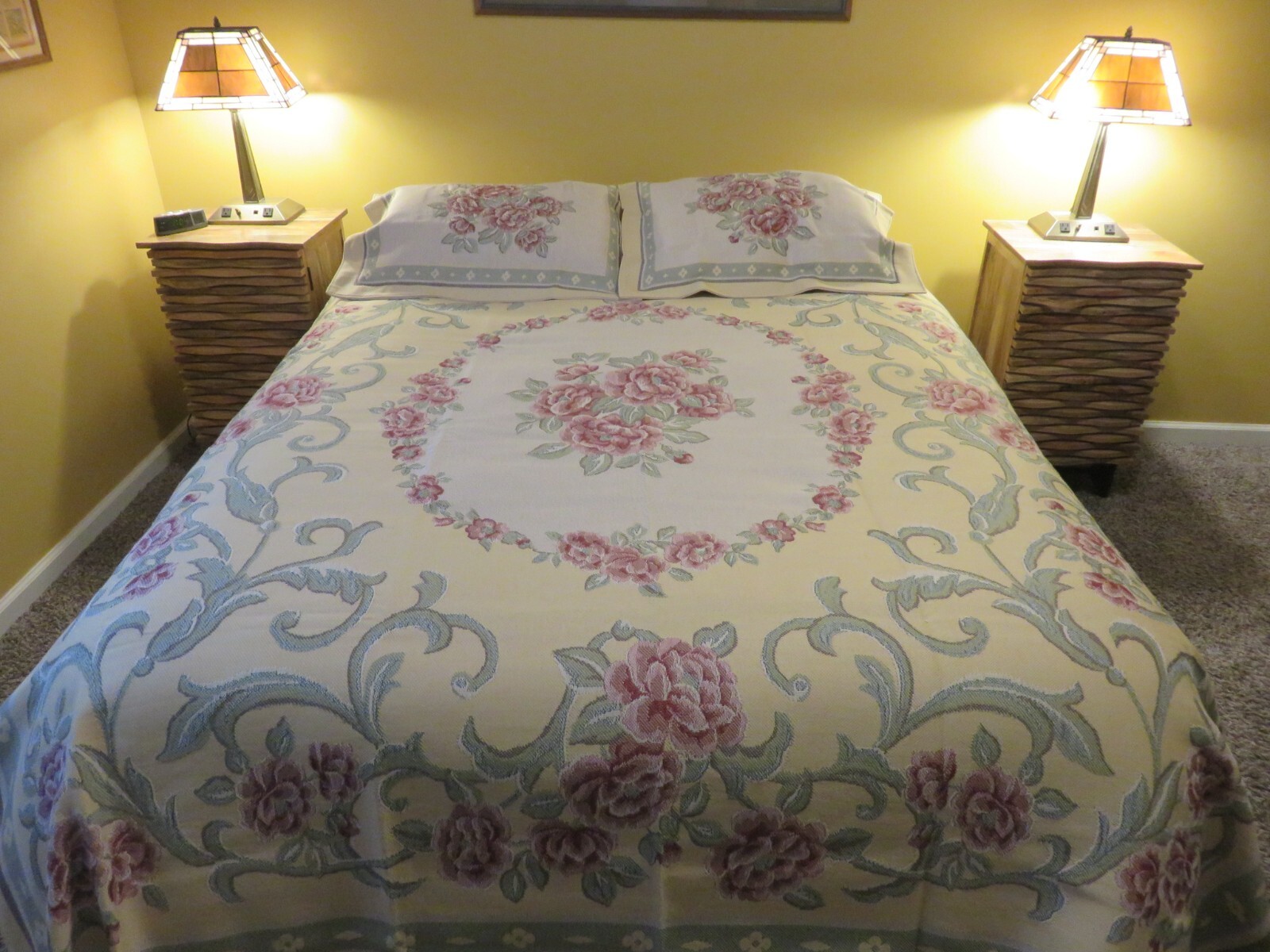 DOMESTICATIONS HOME FASHIONS MACHINE EMBROIDERED QUEEN QUILT MADE IN