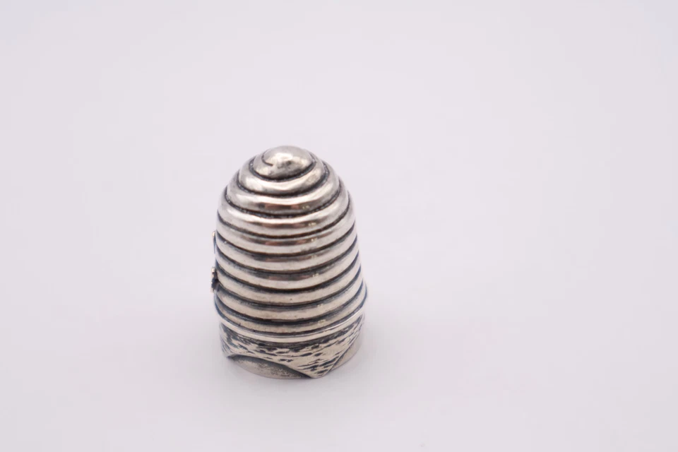 Vintage Sterling Silver Novelty Bee Hive Thimble Hallmarked Sheffield 1998 - Image 3 of 4