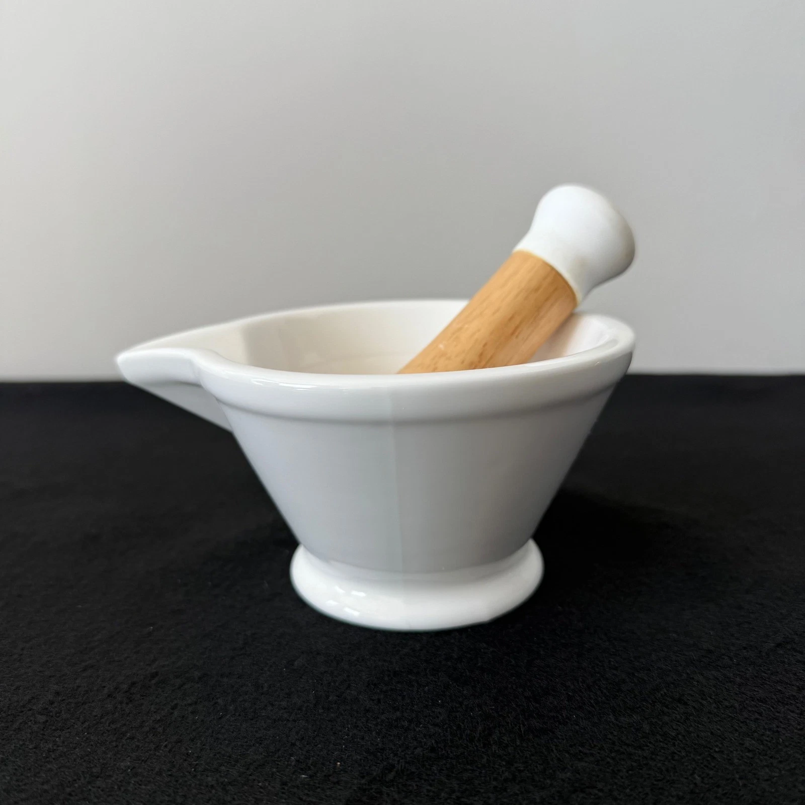 Porcelain Mortar and Pestle with Wooden Handle Kitchen Herb Grinder Bowl
