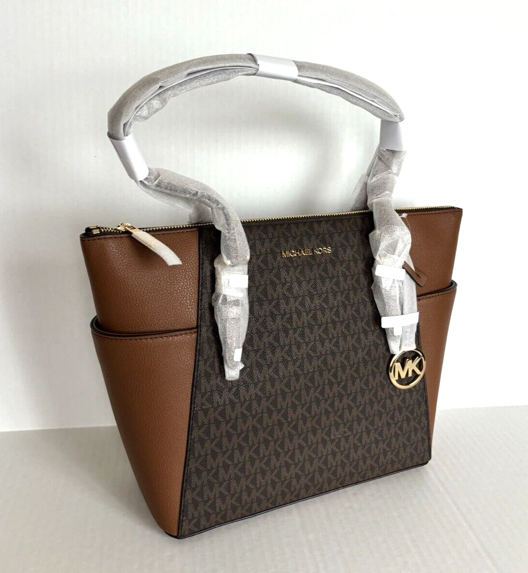 Borsa a tracolla nuova con etichette Michael Kors Charlotte Top Zip Tote MK Signature marrone