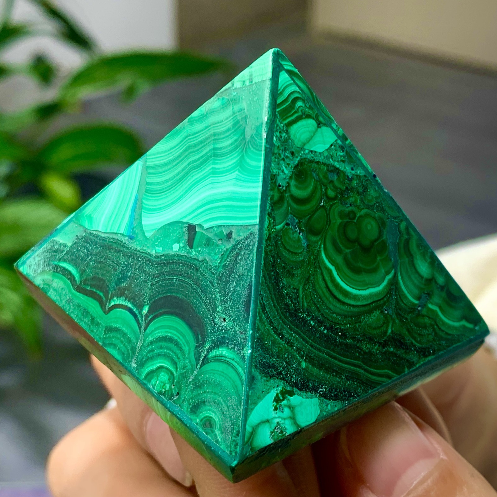 113G Natural malachite Pyramid Chakra Treatment Energy Stone Generator Spiritual