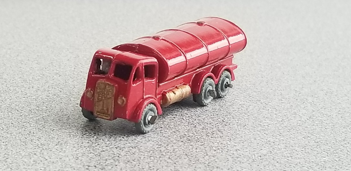 マッチボックス レズニー No.11 エッソ（ESSO）タンカー Matchbox Moko