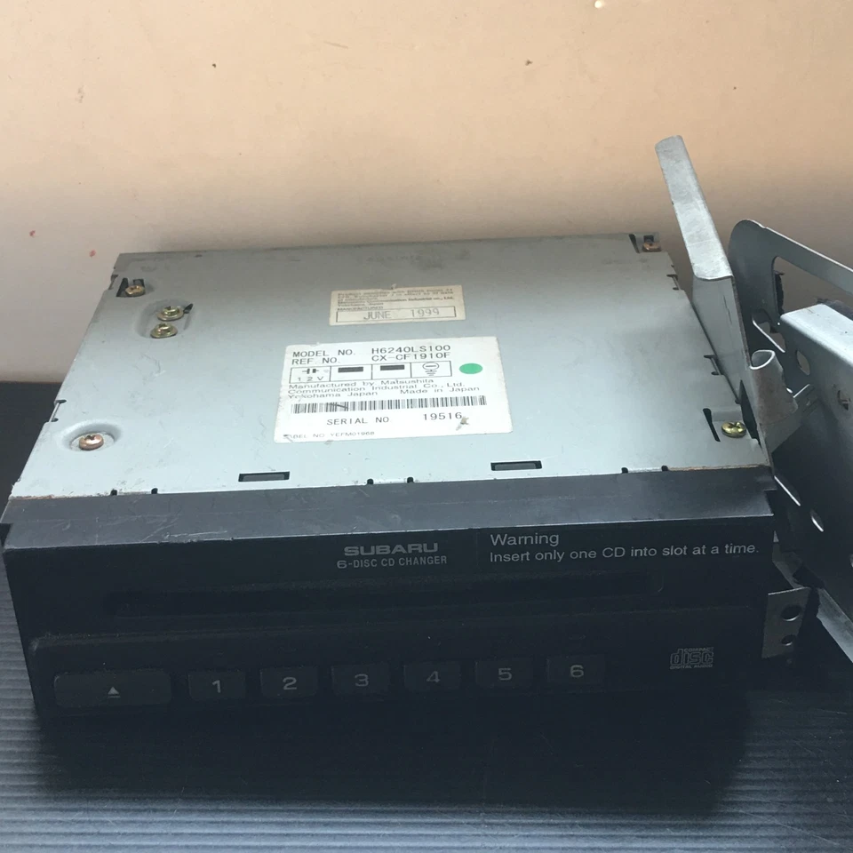 Radio cambiador de CD de 6 discos en tablero Subaru OEM H6240LS100 Foto 2 de 4