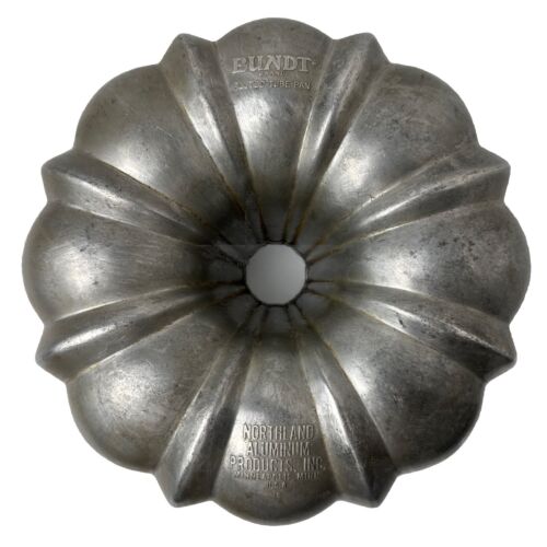Vintage Bundt Pan- Nordic Ware Aluminum Bundt Cake Pan Product made in the U.S.A