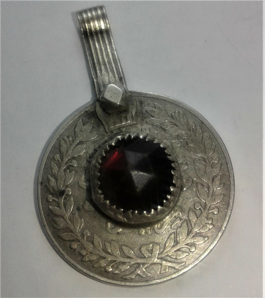 Colgante de plata vintage una gran moneda de 1911 Peso 15g y piedra ROJA Foto 3 de 4