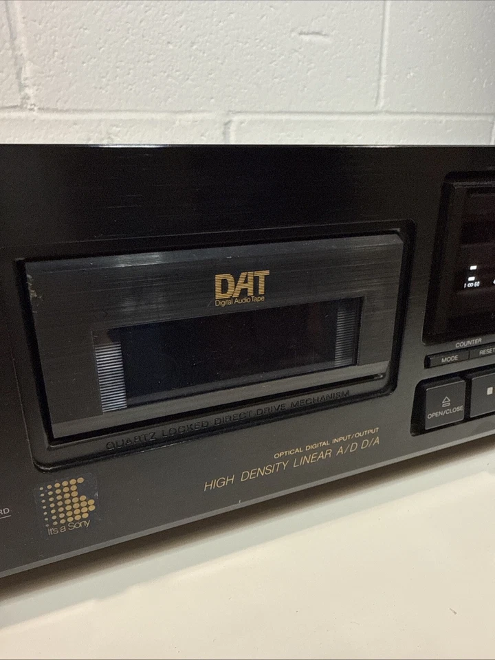 SONY DTC 700 Digital Audio Tape Deck DAT Cassette ¡con control remoto! PARA REPUESTOS ENCENDIDO Foto 3 de 4