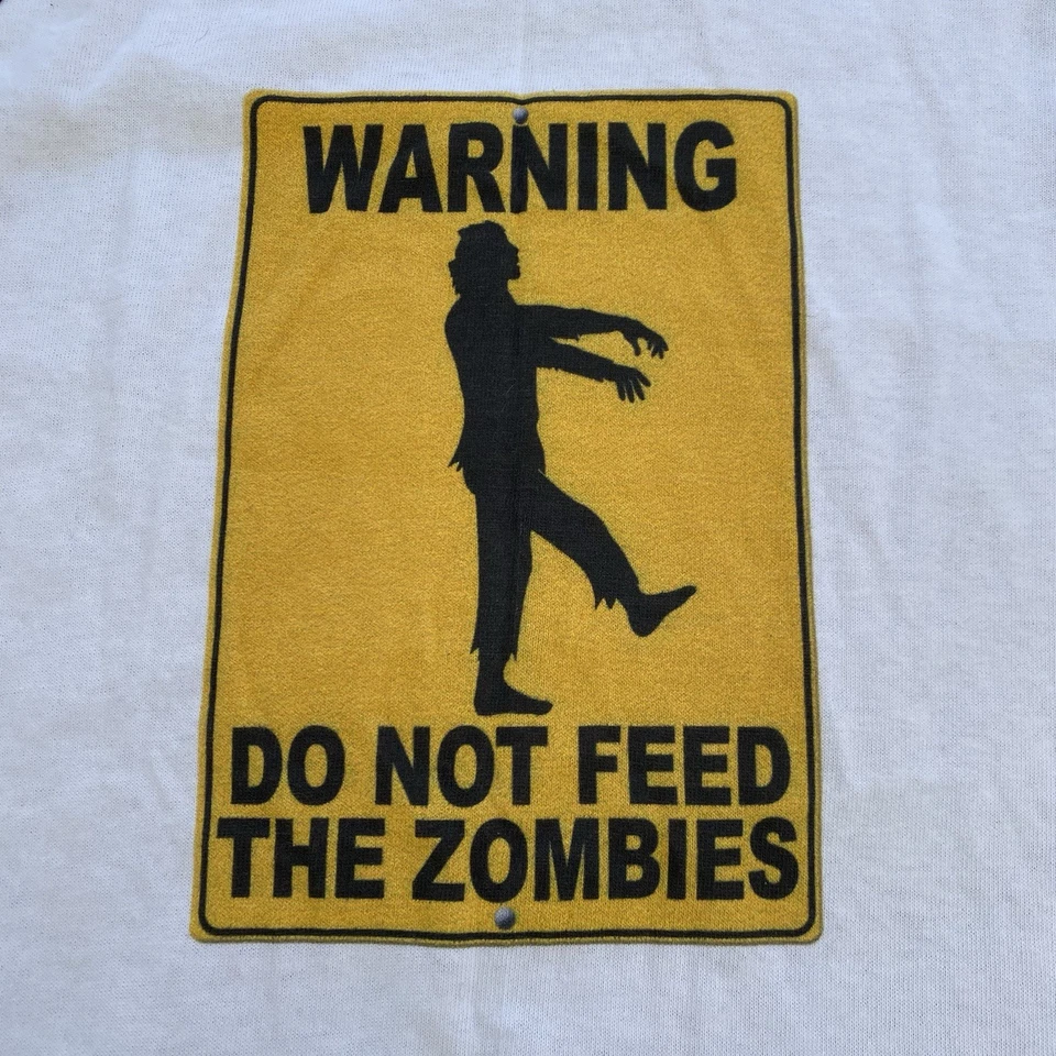 Camiseta De Colección Advertencia No Alimentar Zombis Juvenil Grande Raglán Niños Etiqueta Yunque Foto 2 de 4