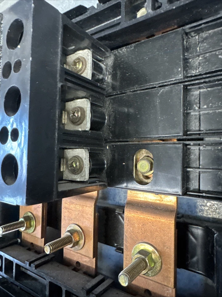 Interruptor principal GE 120/208/240V panel 225A con interruptores de rama perno de fase de 3 polos IN Foto 3 de 4