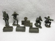Lot of 8 Military pieces 2" scale 4 Green Camo Soldiers with 4 Accessory pieces