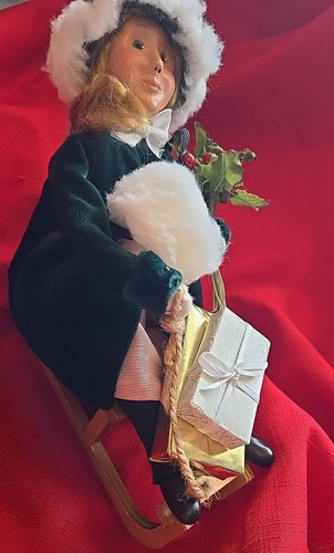 2001 Byers Choice The Carolers Victorian Girl on Wooden Sled with Gifts - Picture 9 of 10