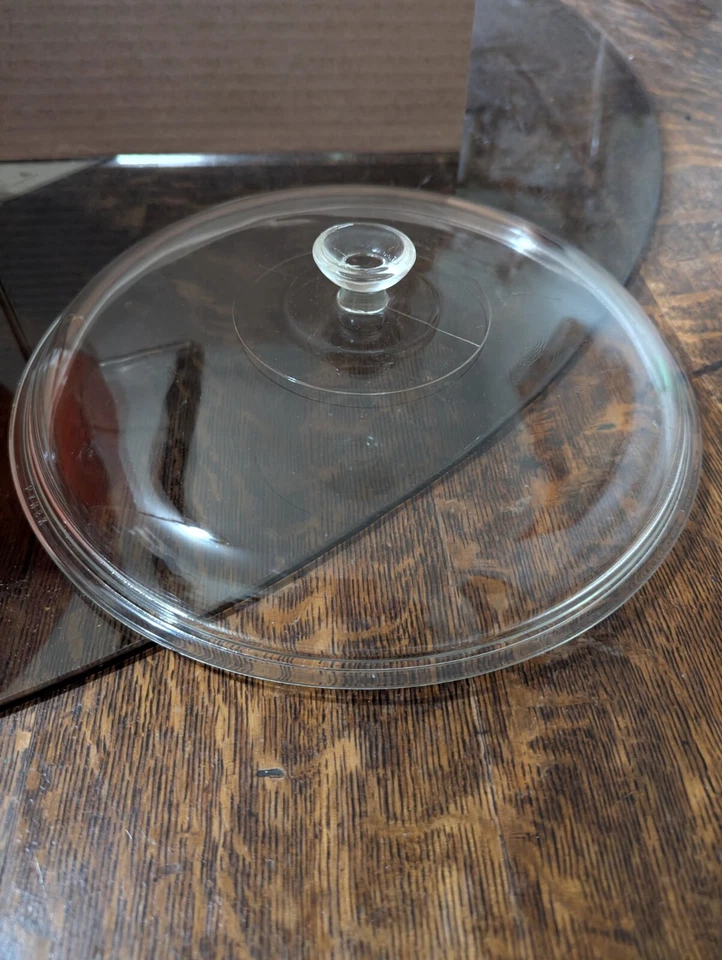 Vintage 1960 Red Pyrex Golden Leaf Casserole Bowl 404 With Lid and cradle. - Image 4 of 4