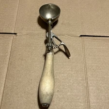 Vintage Gilchrist’s No. 31 Ice Cream Scoop w/ Wood Handle Works Great Handle 24