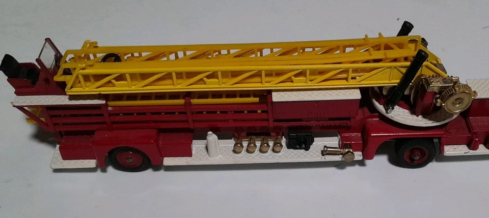 Vintage Corgi Major American LaFrance Aerial Rescue Truck And Tractor RED WHLS  - Image 3 of 4