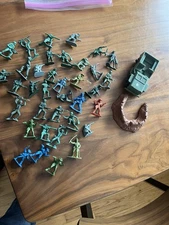 Lot of 36 Vintage Army Soldiers Plastic Toy W/ Bunker And Keep