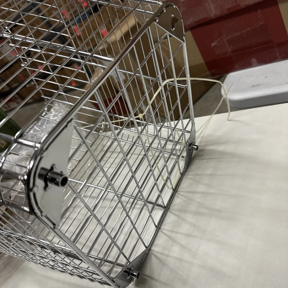 Cesta cromada Pottery Barn 18" cuadrada, 24,5" h ruedas DEVOLUCIÓN/sin revestimiento/pie roto Foto 4 de 4