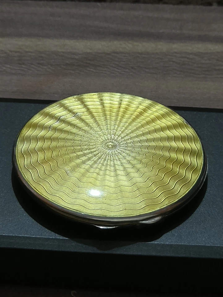 Esmalte guilloche amarillo plata 1932 compacto con sello London 112 regent Street Foto 2 de 4