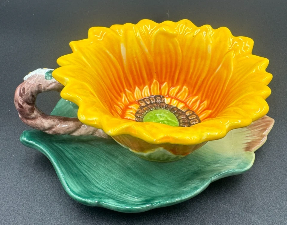 Juego de tazas y platillos de café de cerámica hechos a mano y pintados a mano diseño de girasol y hojas Foto 3 de 4