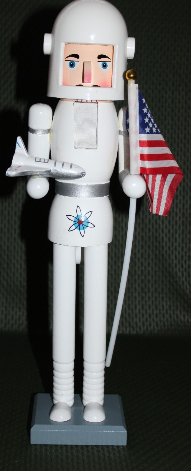 ASTRONAUTA CASCANUECES DE MADERA CON BANDERA Y NAVE ESPACIAL 16"