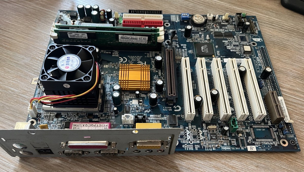 カズヒロ　ディスプレイ　レジン天板 Gigabyte GA-7ZX Socket A - AMD Duron 650 - 256MB RAM - I/O Shield