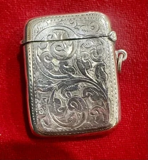 An Edwardian vesta case in sterling silver, hallmarked Birmingham 1911.