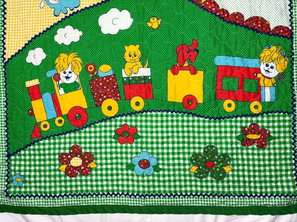 Manta acolchada para cuna hecha a mano That's Our Baby verde tren colinas ovejas unisex Foto 2 de 4