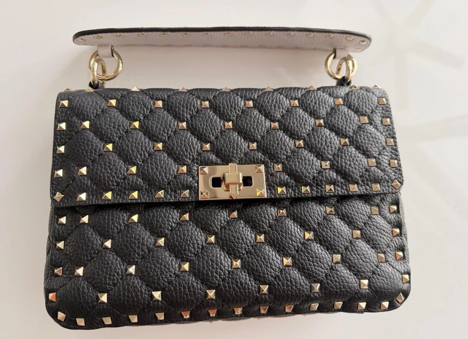 Valentino Garavani Bolso Rockstud Spike Medio Hombro Cuero Negro Precio de venta sugerido por el fabricante $2580 Foto 3 de 4