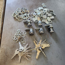 Cam lock assortment - 5 keyed alike with 23 keys  a lot of extra parts