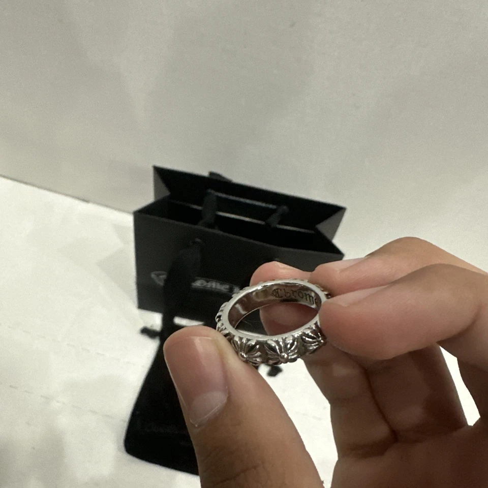 Anillo banda corazones cromados Foto 2 de 2