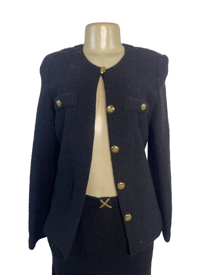 Traje falda bouclé negra vintage con detalles de botones dorados Foto 4 de 4