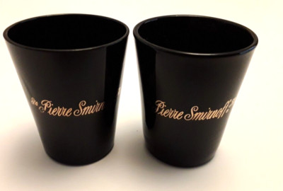 Ein seltenes Pierre Smirnoff schwarz und gold Glas x 2 (zwei) 5,5 cm hoch