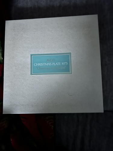 VINTAGE AVON CHRISTMAS PLATE SERIES 1973 CHRISTMAS ON THE FARM NIB - Picture 2 of 2
