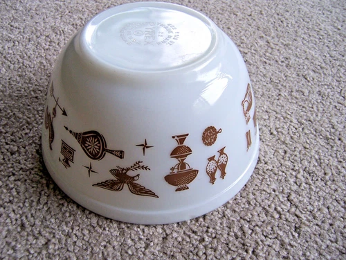 Pyrex White AMERICANA Mixing Bowl 402 1.5 QUART DEEP rich milk glass eagle lamp