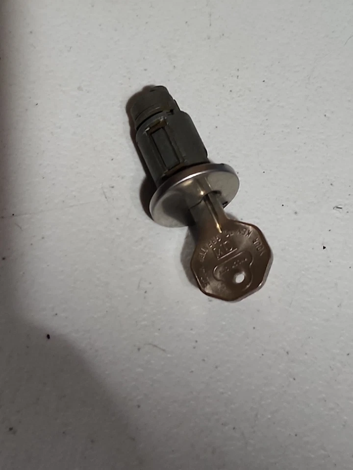 Cadillac Pontiac Tempest Chevrolet 1963-1965 bloqueo de encendido con llave GM NOS Foto 2 de 4