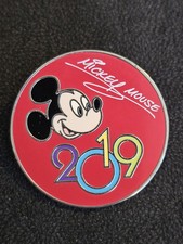 Disney Pin 2019 Characters Mickey Mouse circle dated signature autograph (C)